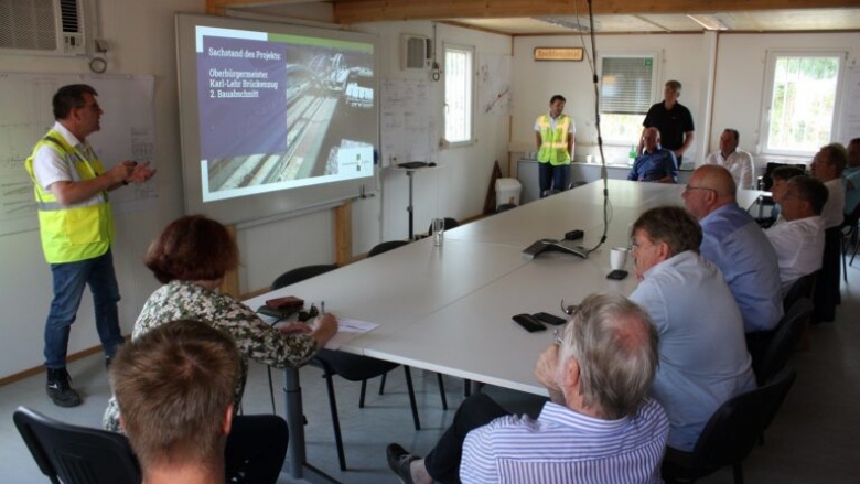 Im Bürocontainer auf der Baustelle wurde den interessierten Vertreter/innen der CDU-Ratsfraktion Duisburg von Uwe Linsen und Artur Brakowski der Verlauf des Bauprojekts präsentiert.