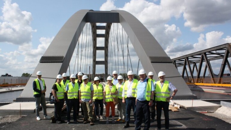 Ferienfraktionssitzung der CDU Duisburg: Gruppenfoto an der neuen Hafenkanalbrücke. 