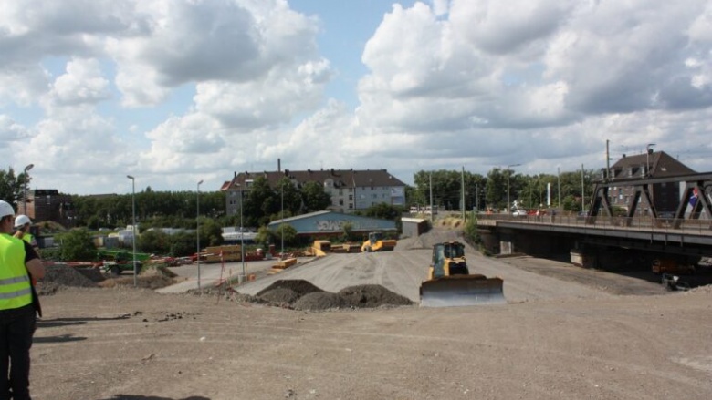 Blick Richtung Ruhrort auf die vorbereitete Fläche für den neu zu bauenden Kaiserhafendamm, der dann die alte Kaiserhafenbrücke (rechts im Bild) ersetzen wird.