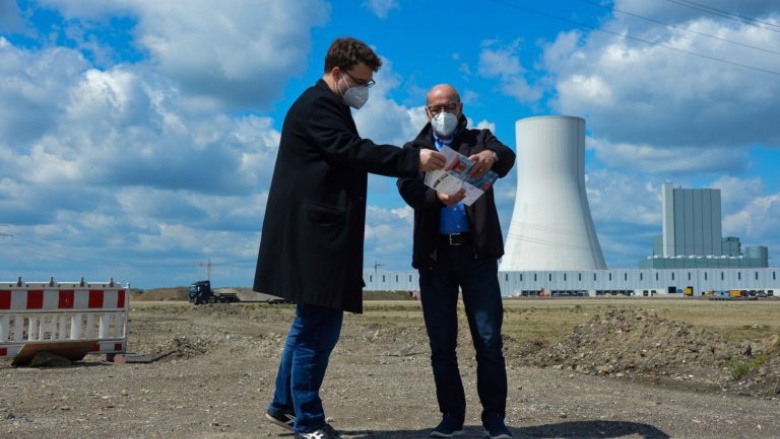 Elmar Klein (r.) und Dennis Schleß machen sich ein Bild von der Erschließung des Vertriebs- und Logistikzentrums Logport VI in Walsum.