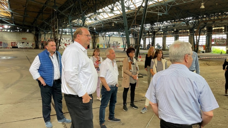 Die CDU-Fraktion ließ sich in den Hallen des ehemaligen Bahnausbesserungswerkes in Wedau die Transformation des Standortes hin zum Technologiequartier erörtern.